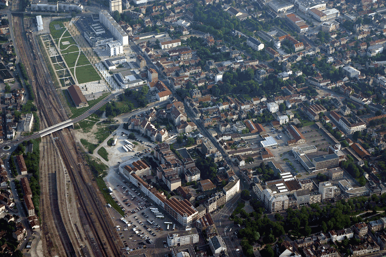 Aube : site gare de Troyes hôtel bureaux photo aérienne