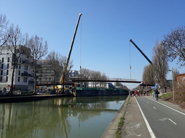 Noisy_Ourcq_pose_passerelle.jpg