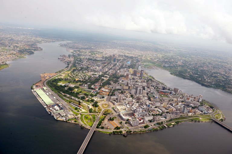 Vue aérienne abidjan - Crédit mondecarte.com.jpg