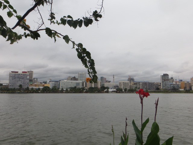 Vue sur la lagune et la skyline d'Abidjan - Crédit Margaux Lombard.JPG