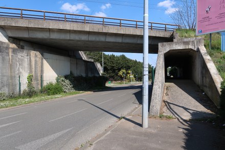 Villepreux Pont ferroviaire RD11.jpg