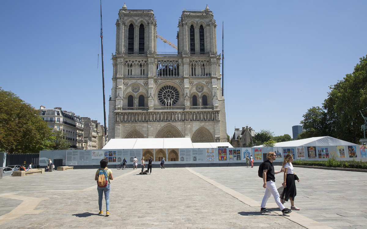 Paris_Notre_Dame_parvis.jpg