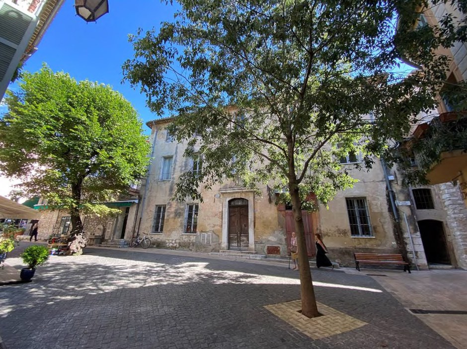 Vence - Nouvelles Halles - Place Surian - Ancienne mairie.jpg