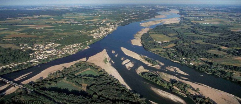 Confluence_Loire_Vienne_.jpg