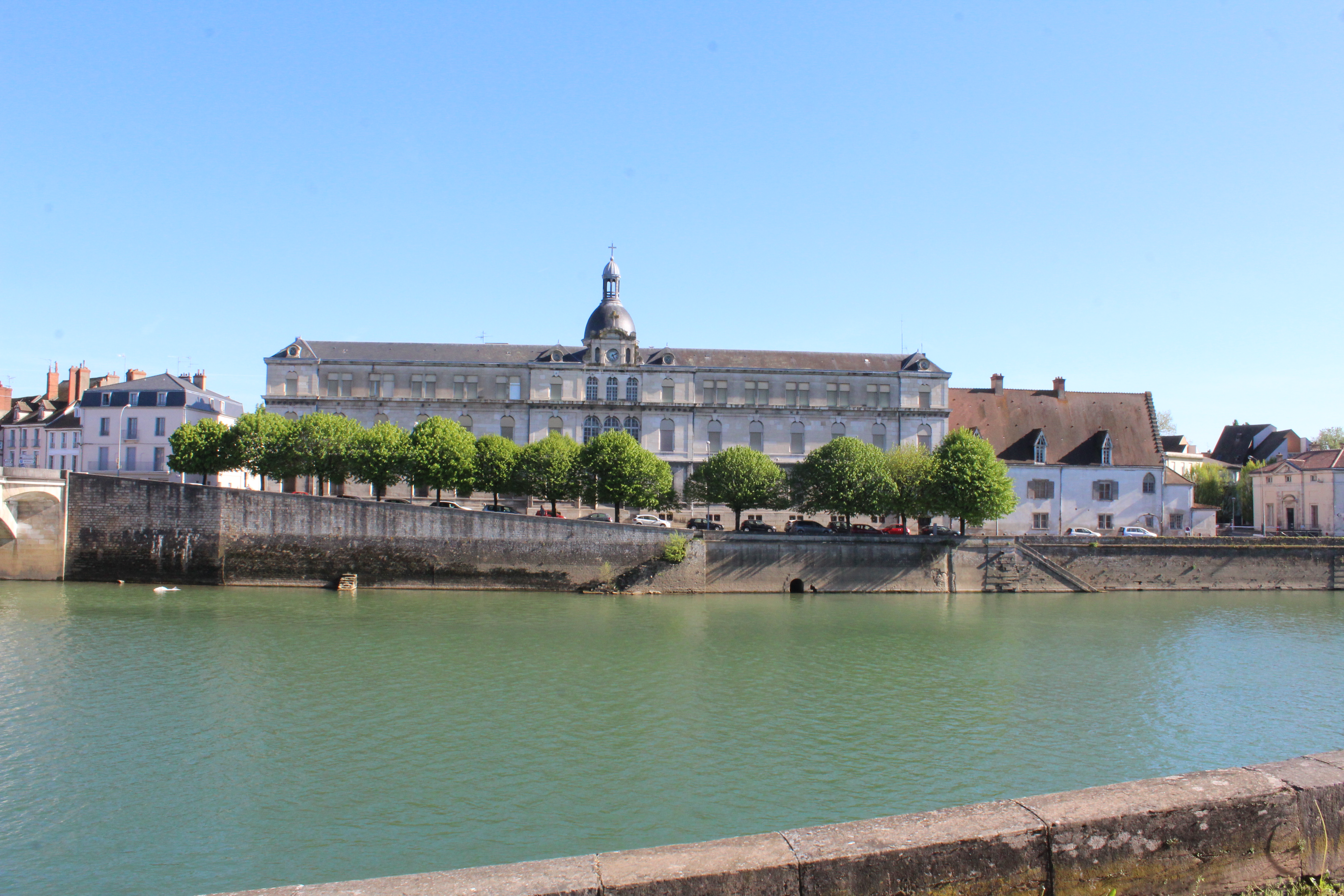 Chalon-sur-Saône - Ancien Hôpital Saint-Laurent - Façade bâtiment historique 2017 Chabe 01 CCBYSA.jpg