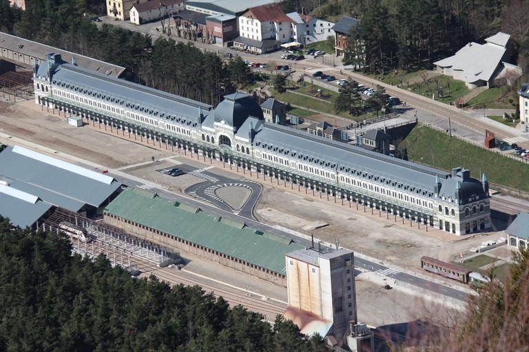 Canfranc_new_and_old_station_April_2021.jpg