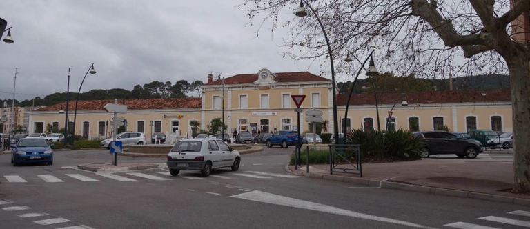 Hyères PEM Façade Gare.png