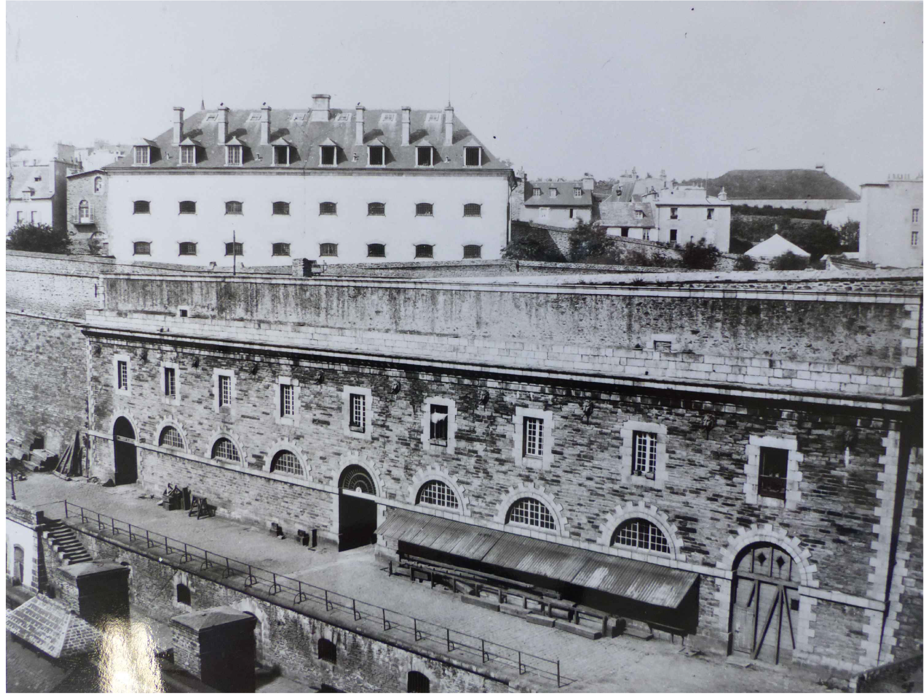 Photo prison de Pontaniou 1886.png