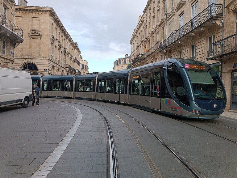 Tramway_Citadis,_centre-ville_de_Bordeaux_(2).jpg