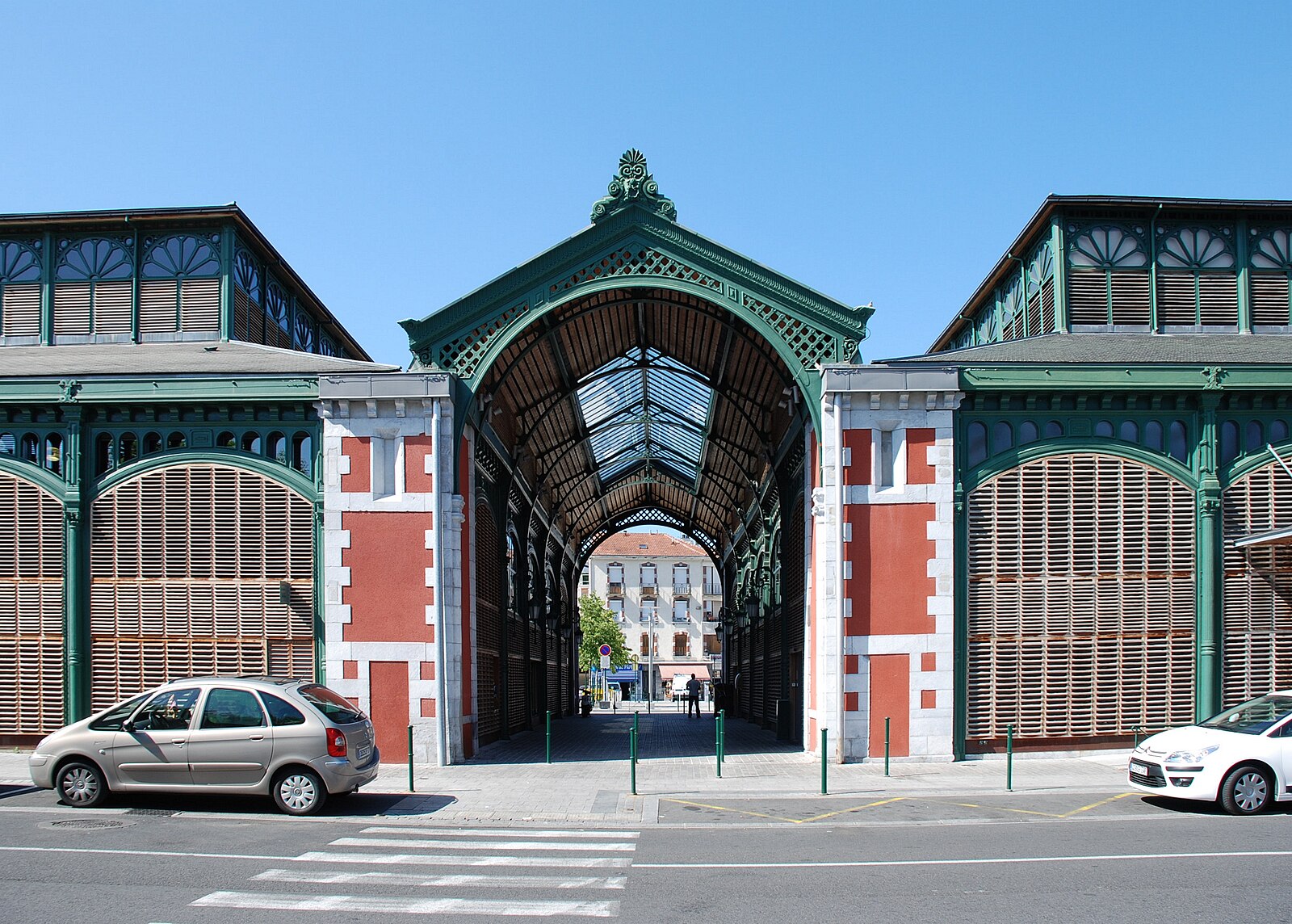 Les_halles_de_Lourdes_porche_central.jpg