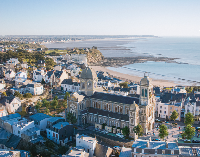 Granville vue aérienne église Saint-Paul.png