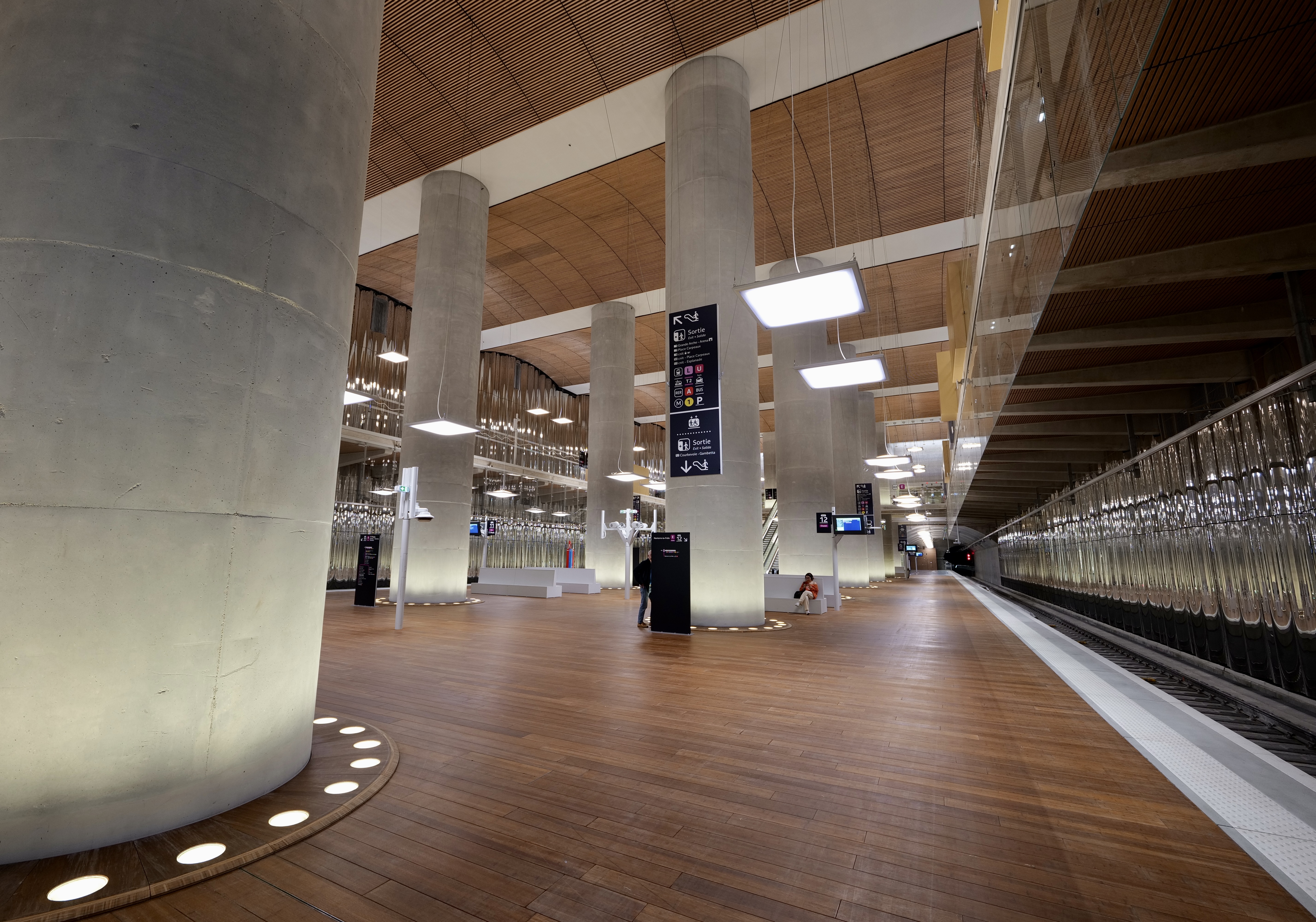 Gare La Défense Grande Arche.JPG