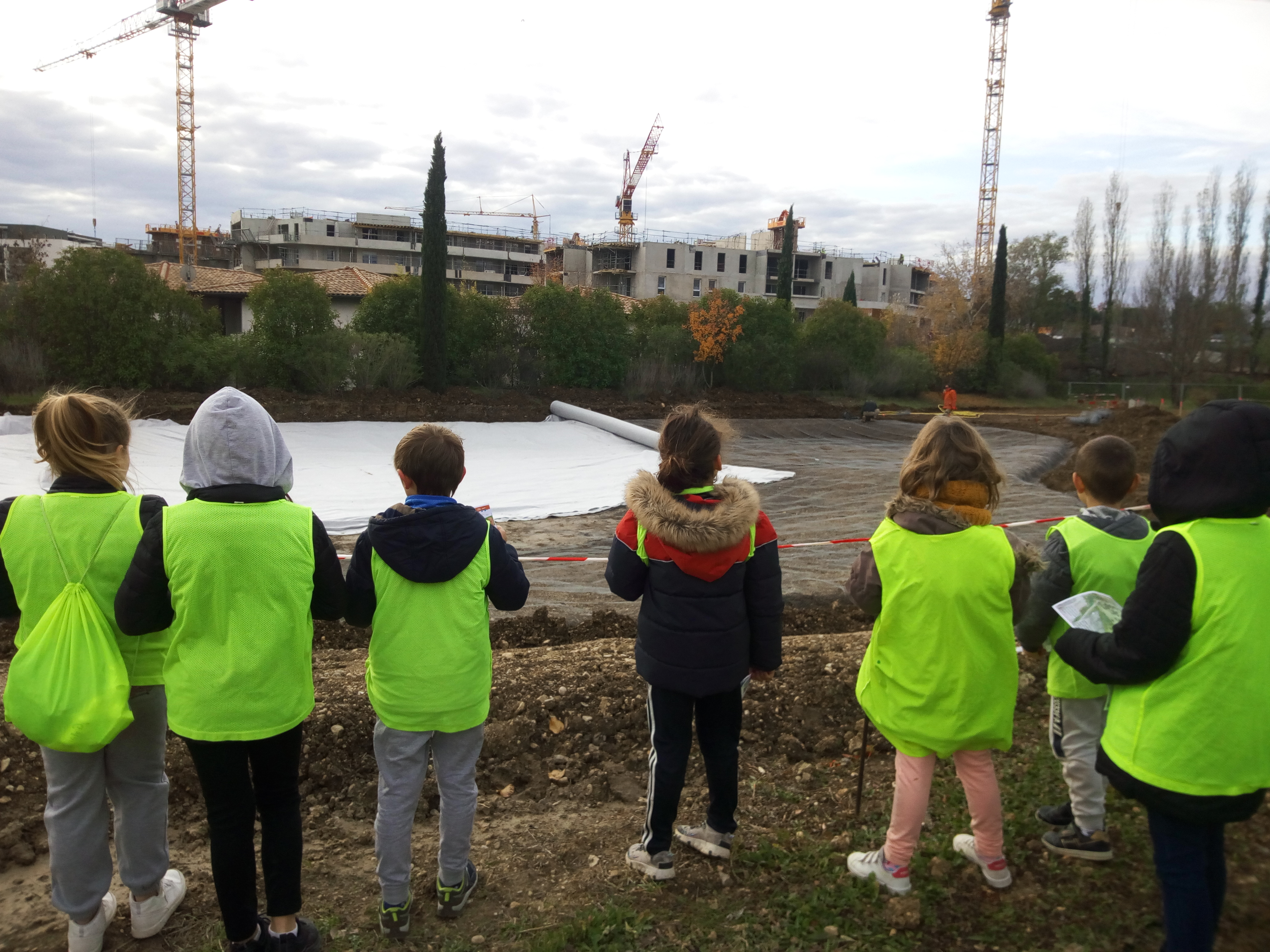 22- La mare pédagogique souhaitée par les jeunes habitants prend forme.jpg